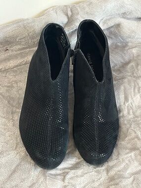 NWOB David Tate Fame Black Suede Ankle Booties with Subtle Sparkle Size 6 womens